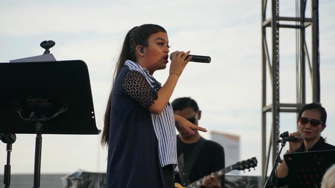 Kenalan dengan Nima Ilayla, Penyanyi Indonesia yang Sudah Tampil Di 3 Benua